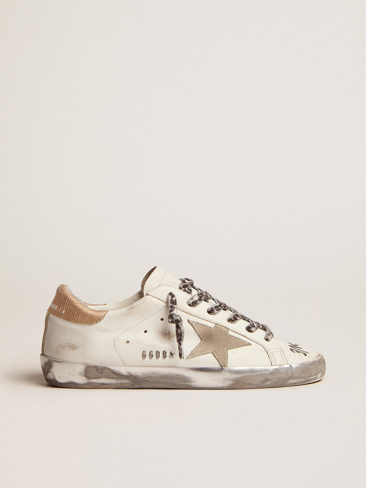 Golden Goose - Sneakers Super-Star en cuir blanc avec étoile en daim gris froid et inscription noire contrastée in 