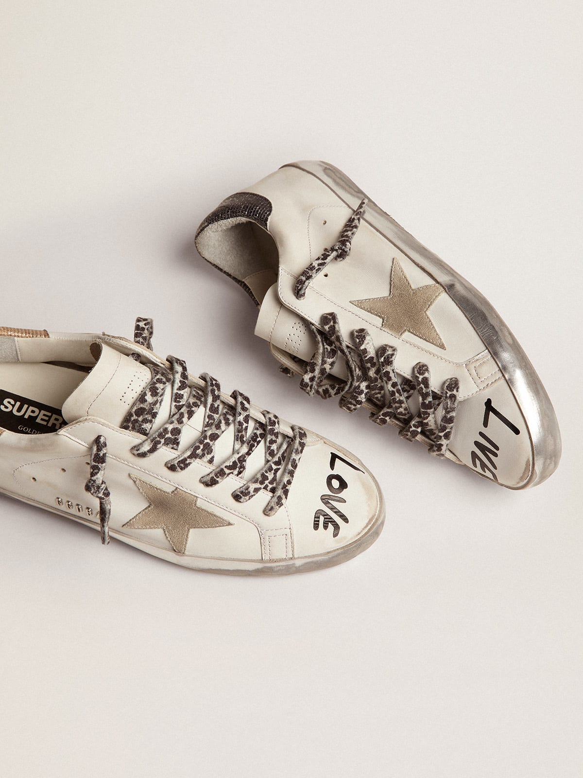 Golden Goose - Sneaker Super-Star aus weißem Leder mit eisgrauem Raulederstern und Aufschrift in kontrastierendem Schwarz in 