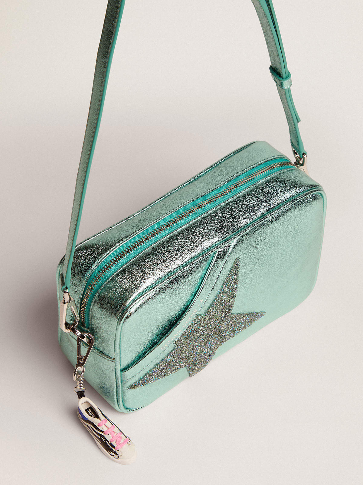 Golden Goose - Sac Star Bag en cuir lamé turquoise avec étoile en cristaux Swarovski in 