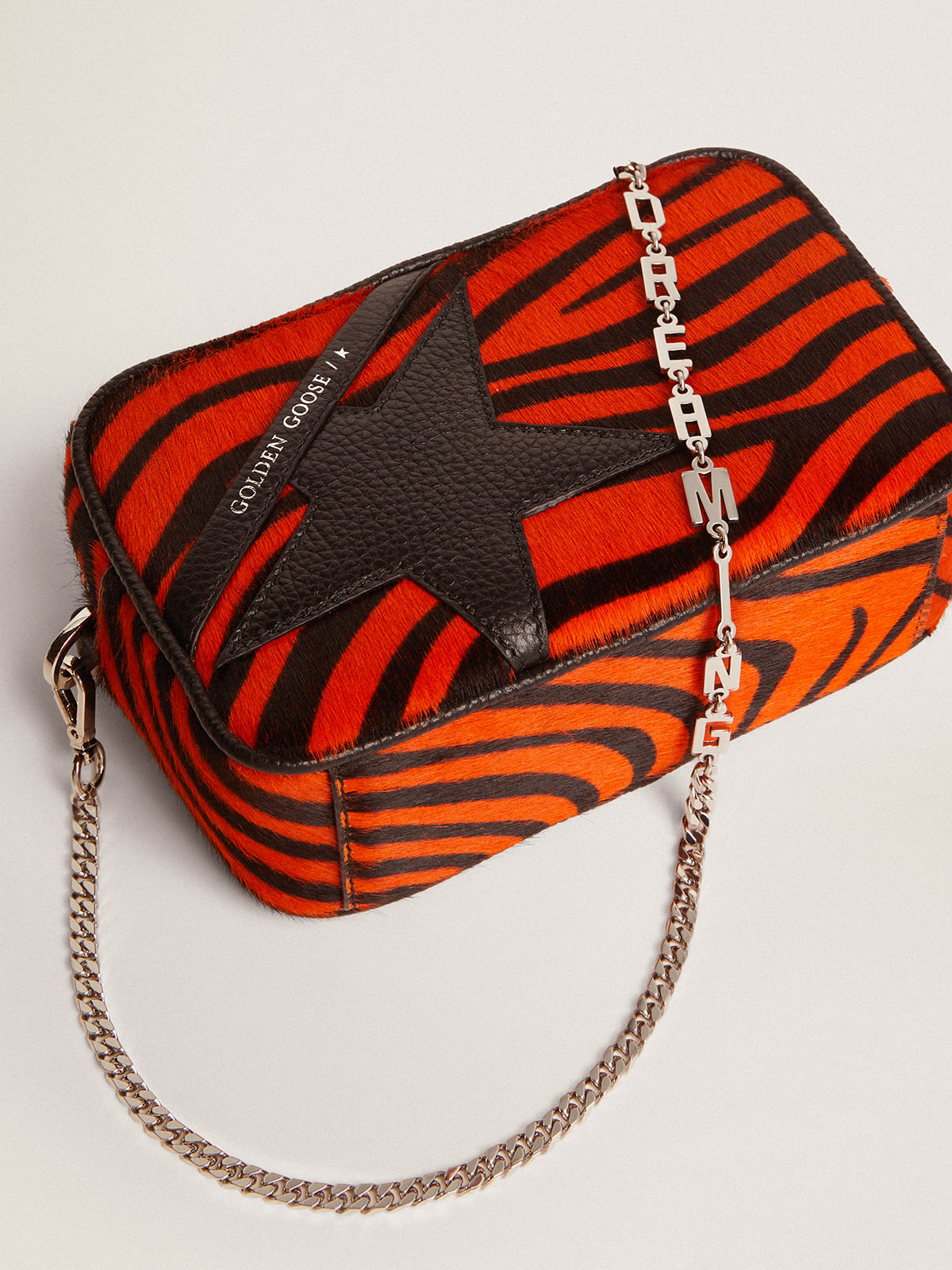 Golden Goose - Mini Star Bag aus orangefarbenem Ponyfell mit Tigerprint und schwarzem Stern in 