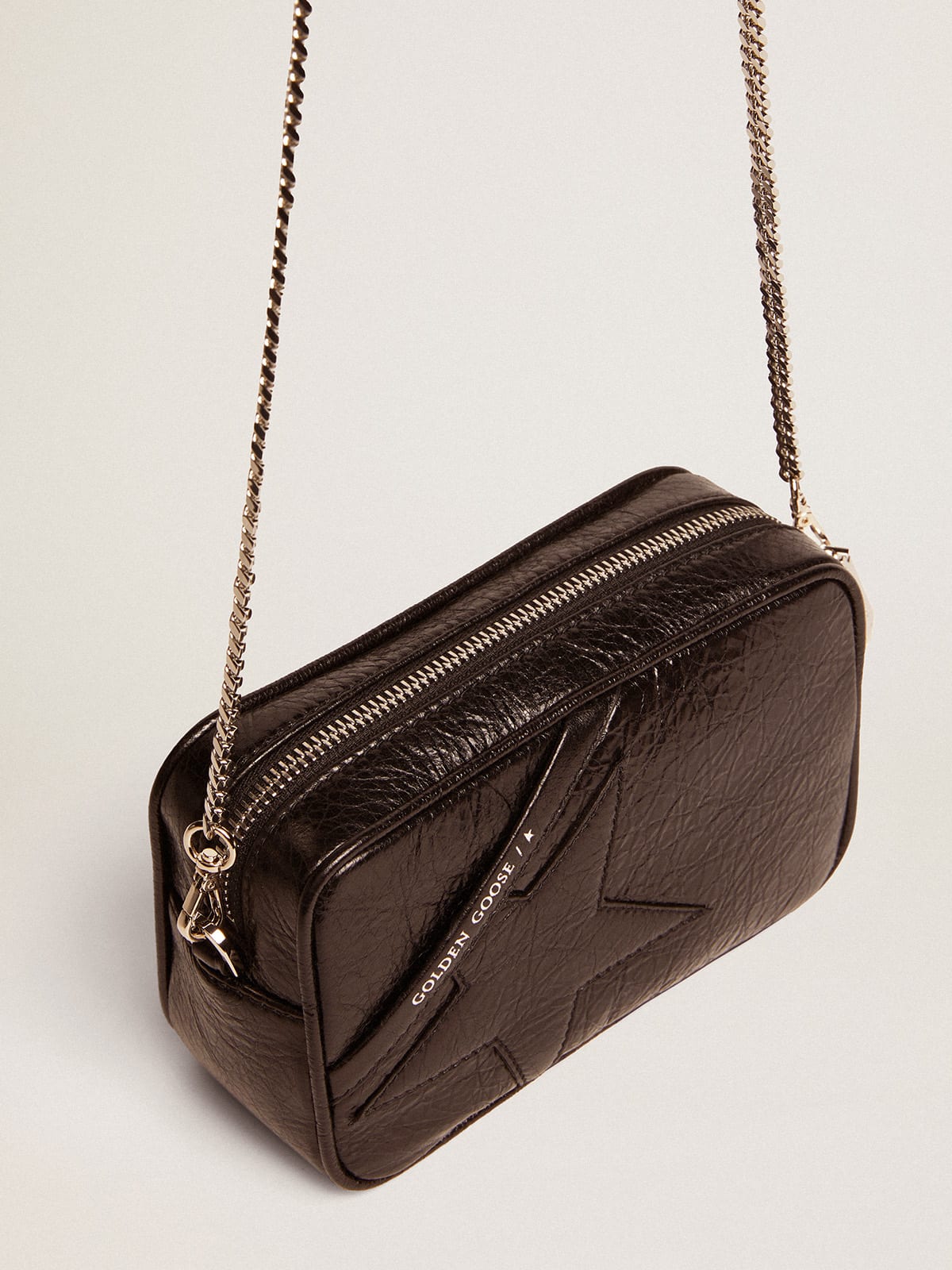 Golden Goose - Mini Star Bag aus schwarzem, glänzendem Leder mit Ton-in-Ton-Stern in 