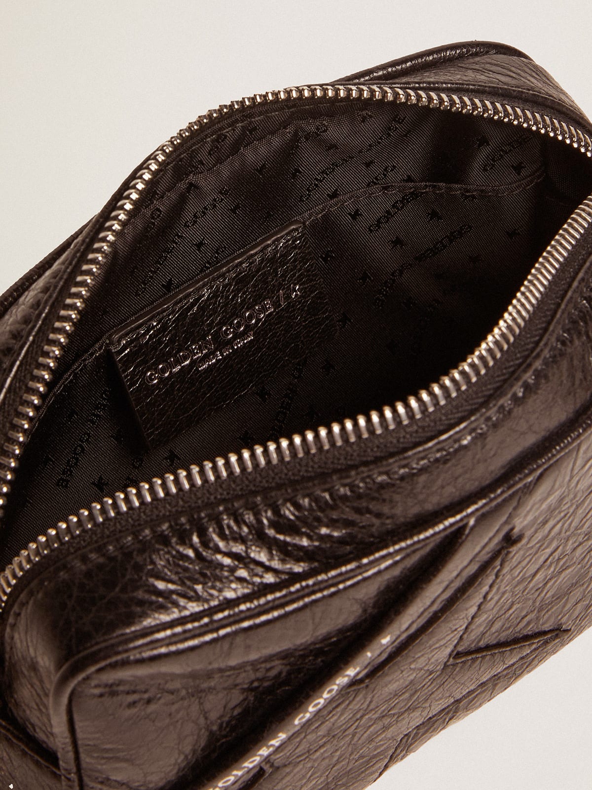 Golden Goose - Mini Star Bag aus schwarzem, glänzendem Leder mit Ton-in-Ton-Stern in 