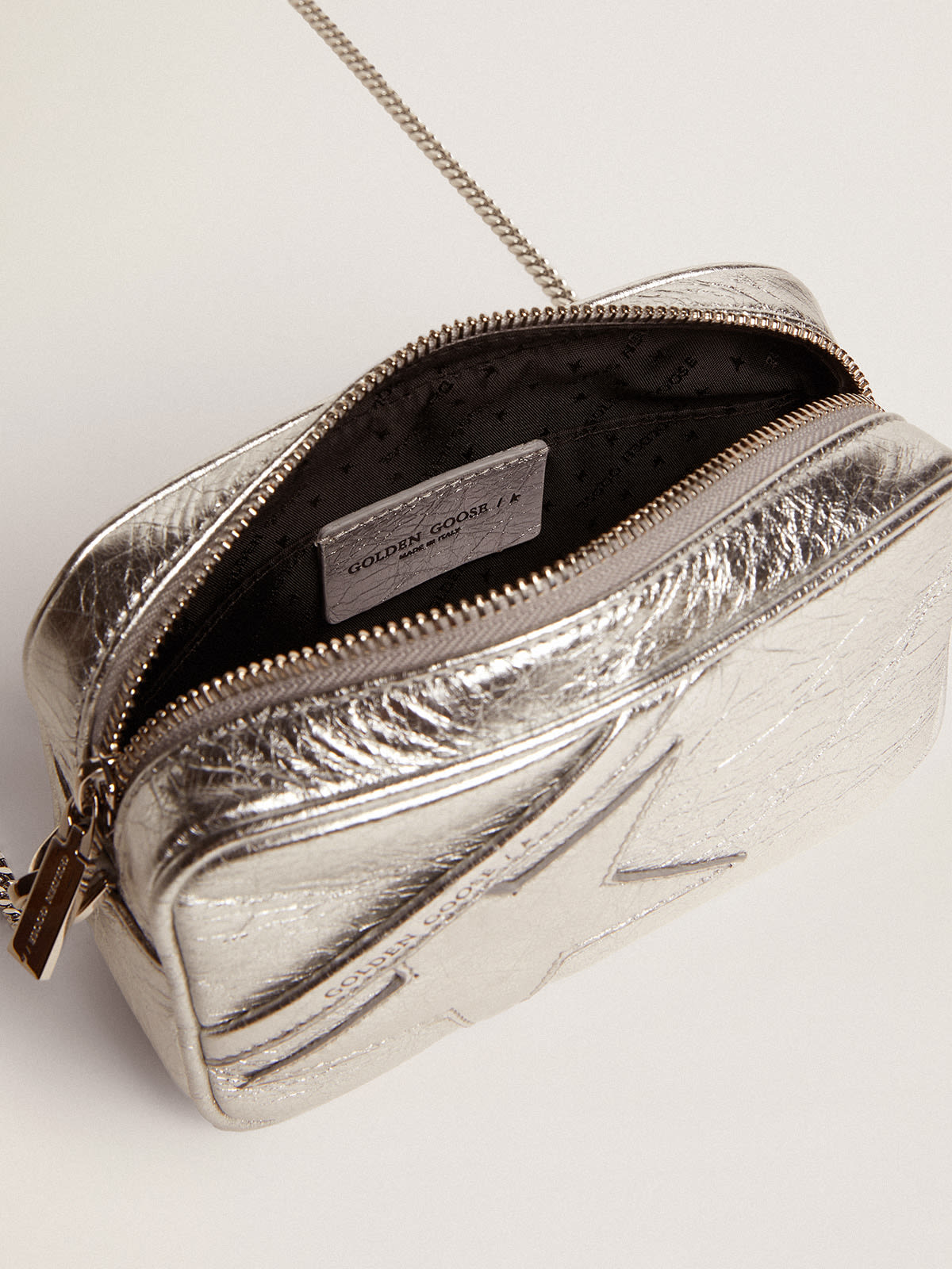 Golden Goose - Bolso Mini Star Bag en piel laminada color plateado con estrella tono sobre tono in 