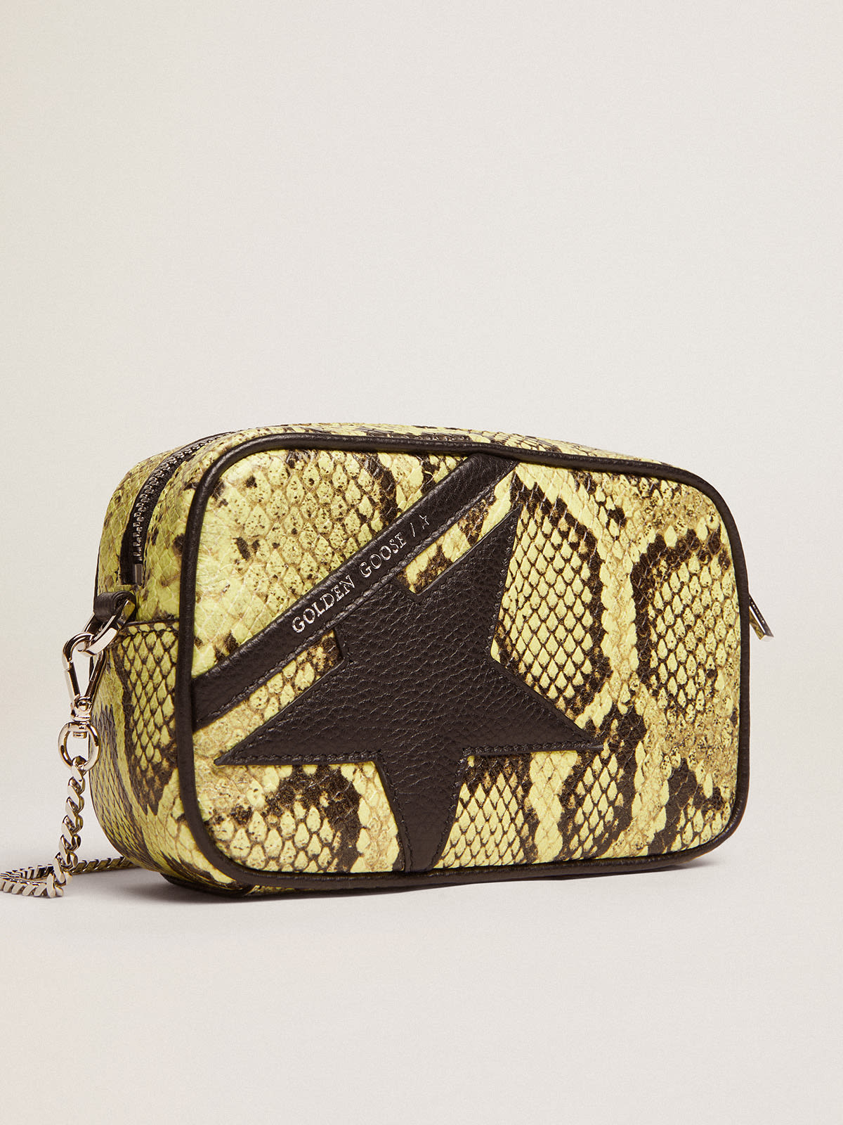 Golden Goose - Sac Mini Star Bag en cuir à imprimé python jaune lime avec étoile en cuir noir in 