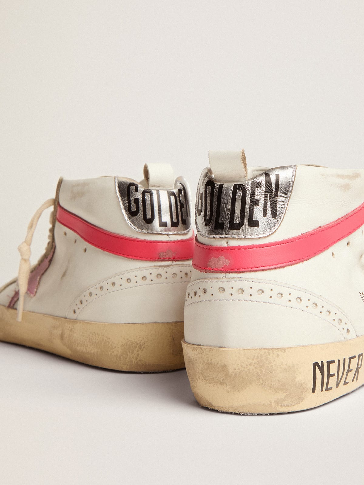 Golden Goose - Mid Star sneakers in white leather with pink star and black lettering   in 