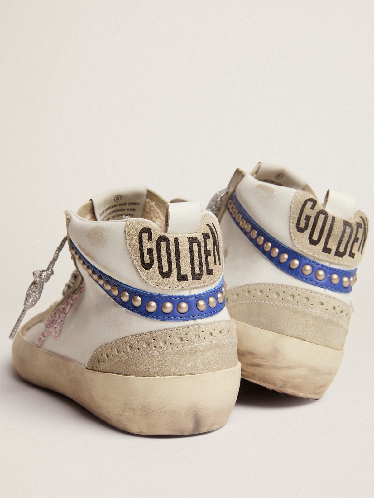 Golden Goose - Sneakers Mid Star LTD avec étoile à paillettes blanches et roses et virgule en cuir bleu avec clous dorés in 