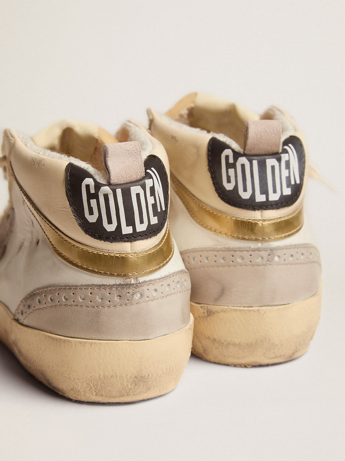 Golden Goose - Tênis Mid Star com estrela de suede cinza claro e lista de couro dourado com efeito cromado in 