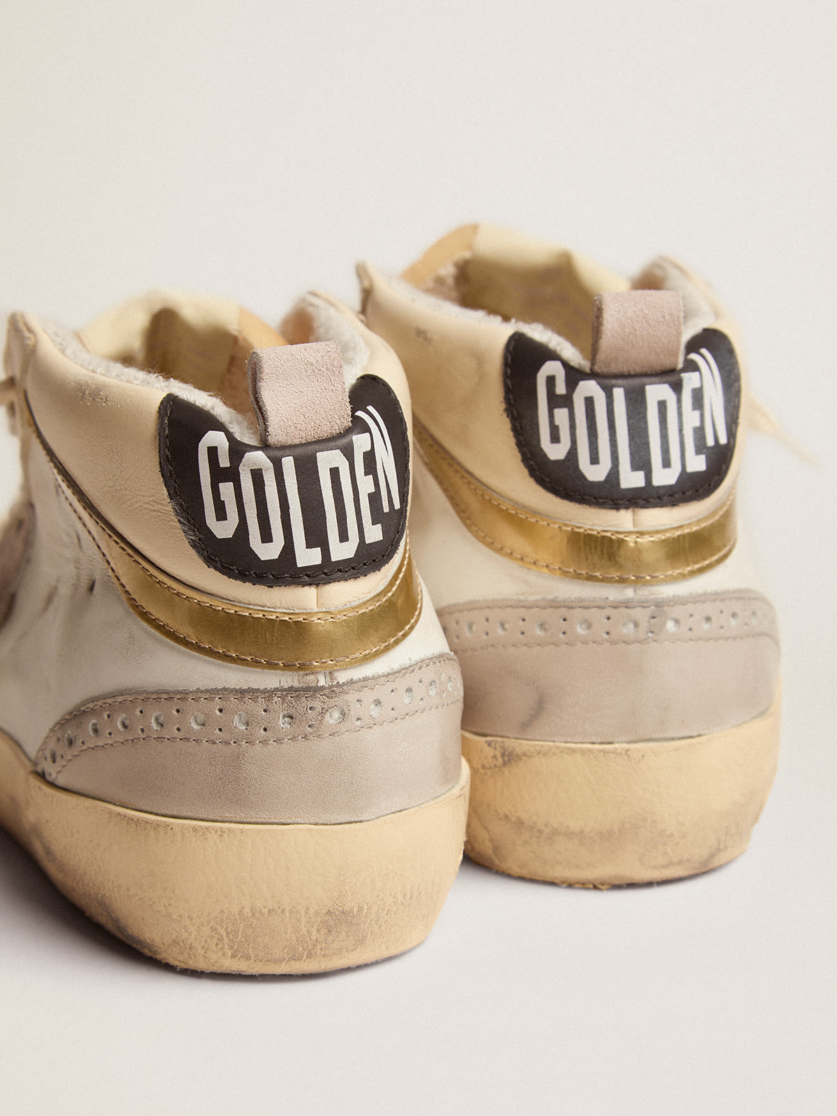 Golden Goose - Mid Star Donna con stella in suede grigio chiaro e virgola dorata in 