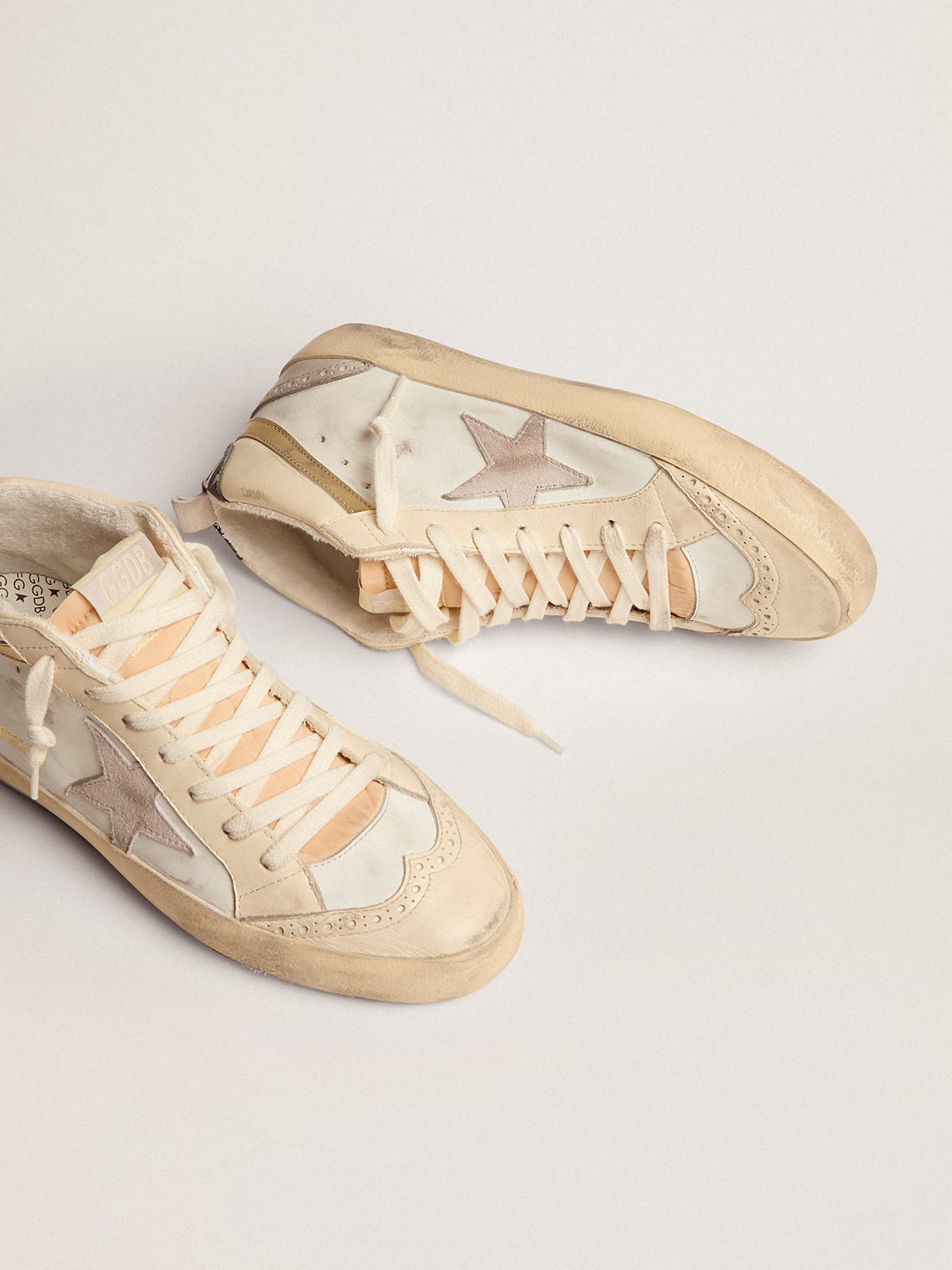 Golden Goose - Mid Star feminino com estrela de suede cinza-claro e lista dourada in 