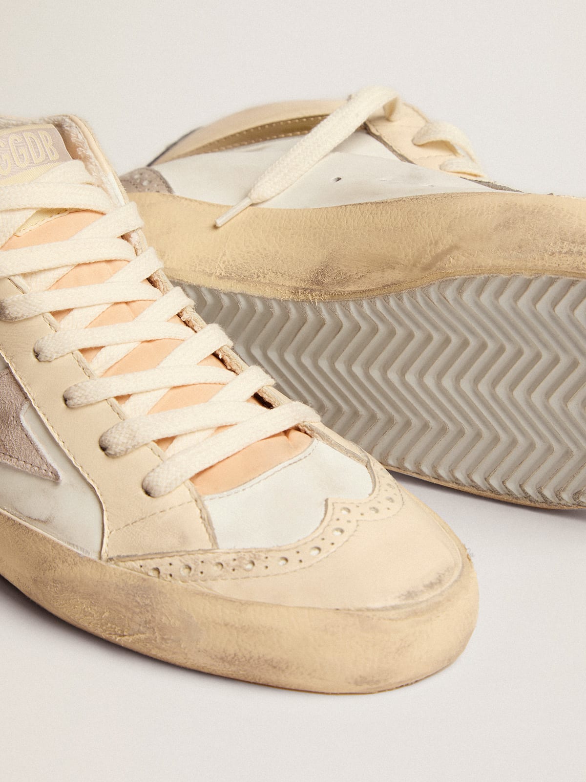 Golden Goose - Mid Star feminino com estrela de suede cinza-claro e lista dourada in 