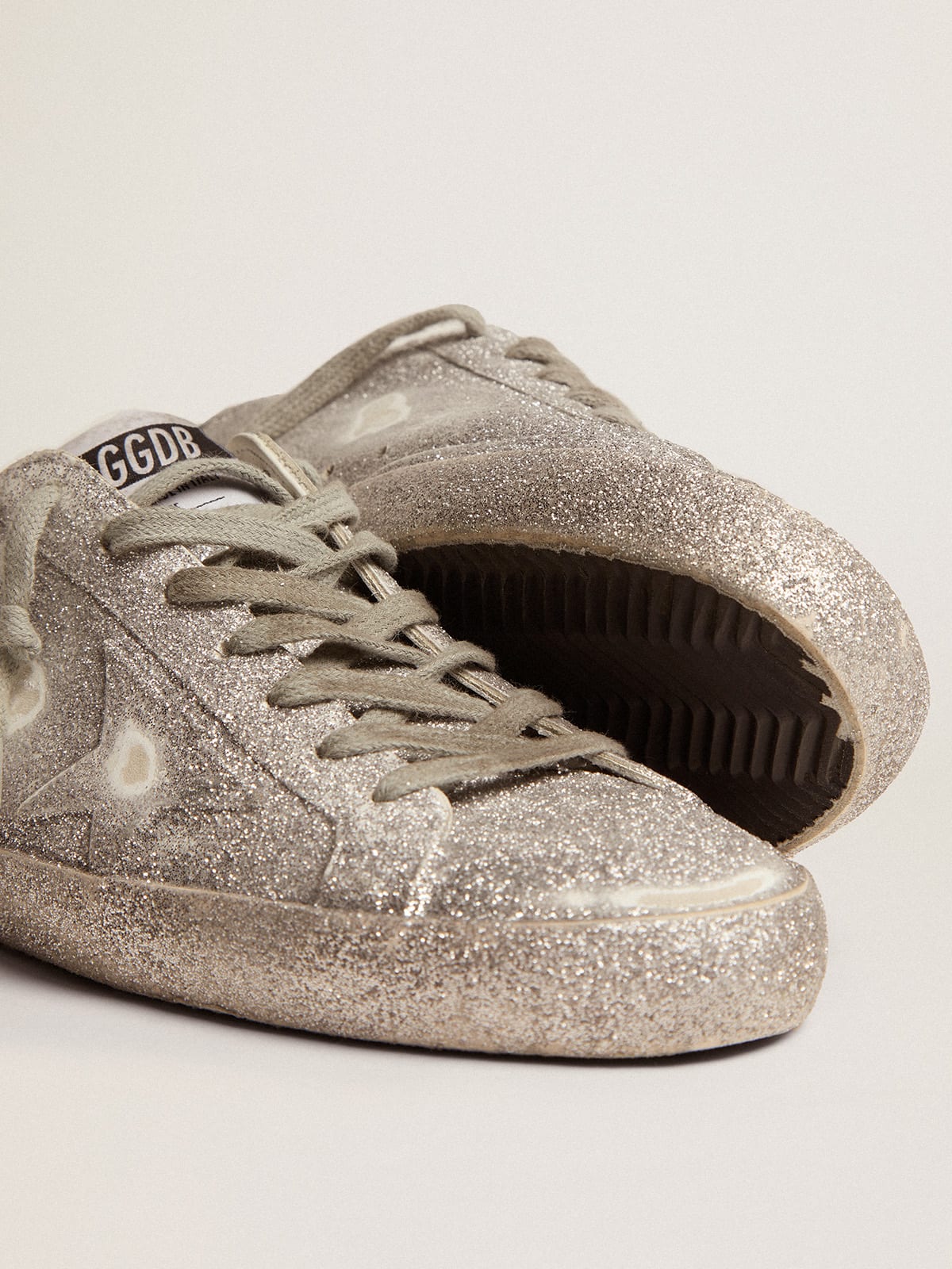 Golden Goose - Sneaker Super-Star in pelle color argento con polverizzazione glitter all-over in 