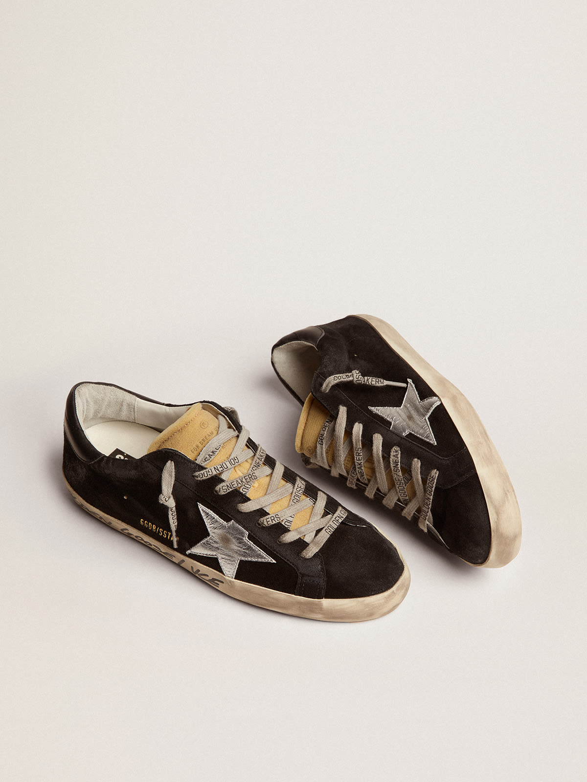 Super-Star Feminino de veludo e suede pretos com estrela de suede preto