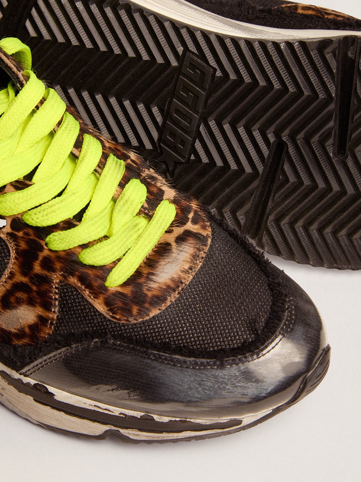 Golden Goose - Sneakers Running Sole LTD en résille noire avec empiècements en cuir façon poulain à imprimé léopard et étoile en cuir lamé argenté in 