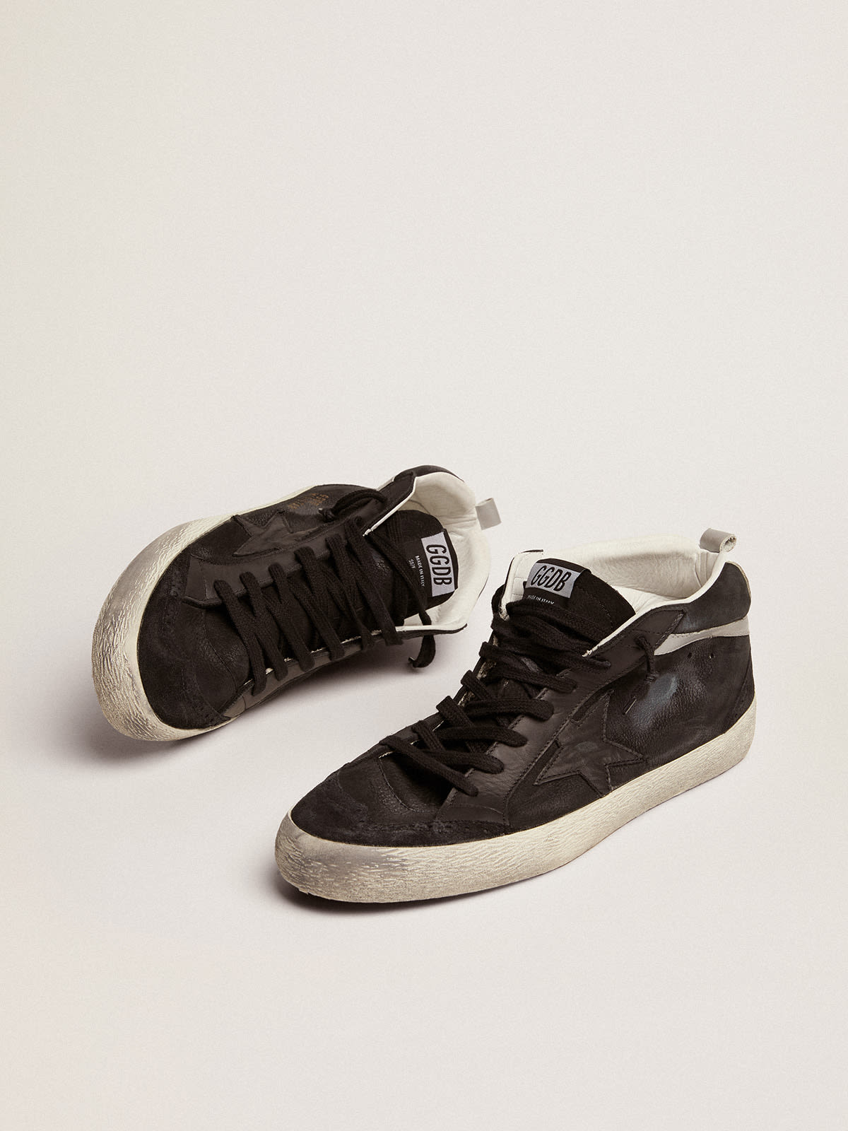 Golden Goose - Herren Mid Star aus Nubuk mit schwarzem Lederstern und silbernem Komma in 