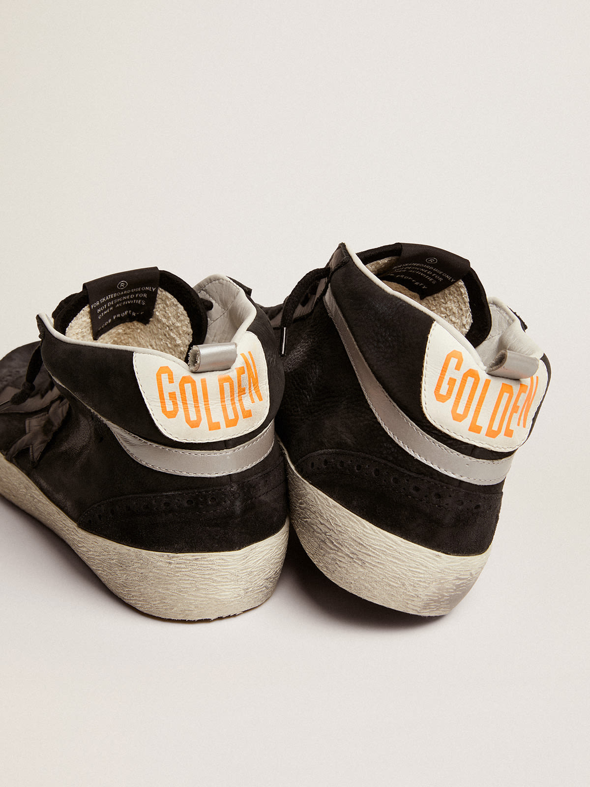 Golden Goose - Sneakers Mid Star en cuir nubuck noir avec étoile en cuir noir et virgule en cuir lamé argenté in 