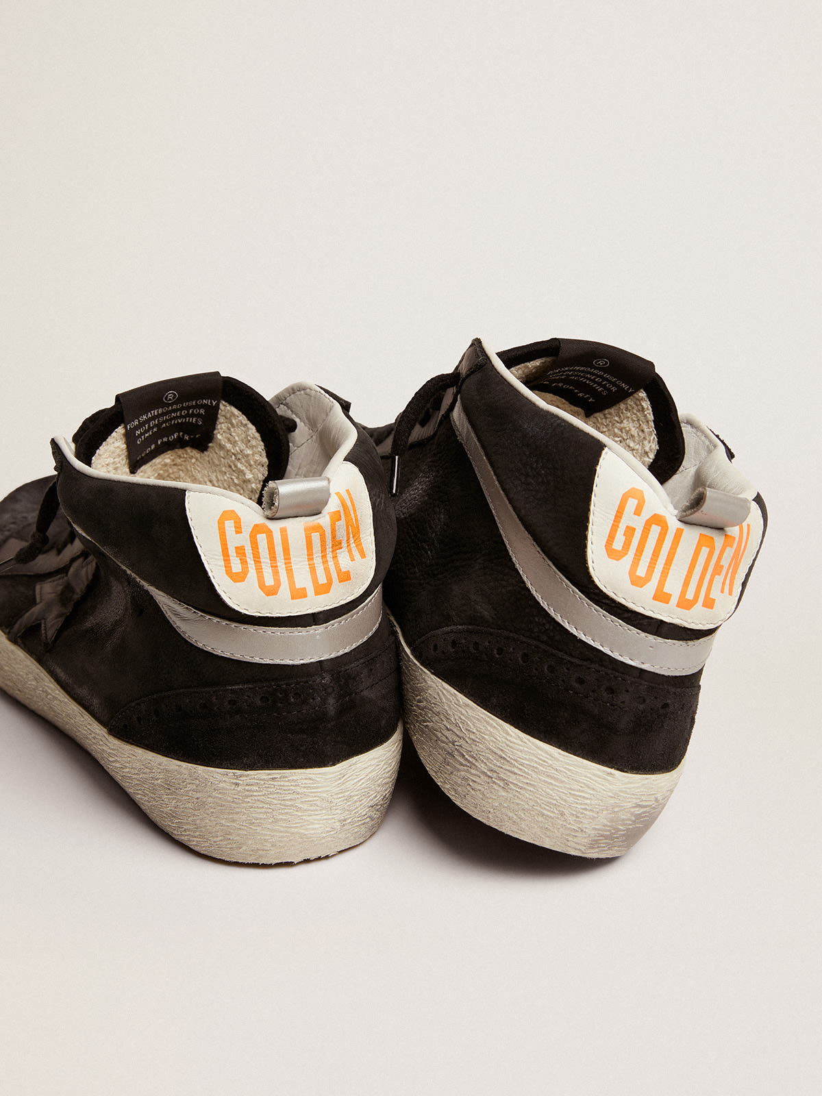 Golden Goose - Mid Star homme en nubuck avec étoile en cuir noir et virgule argentée in 