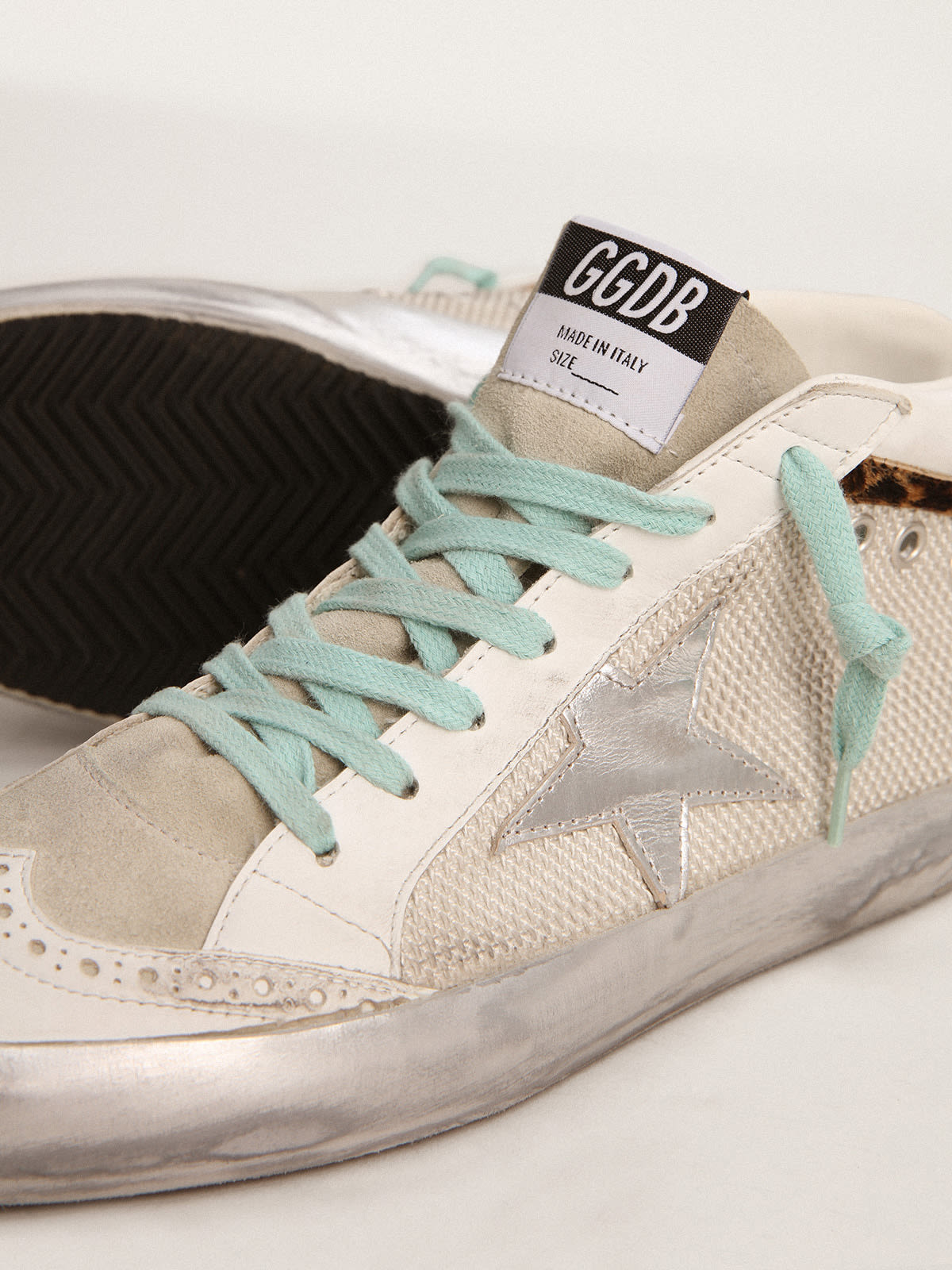 Golden Goose - Sneakers Mid Star avec étoile en cuir lamé argenté et virgule en cuir façon poulain à imprimé léopard in 