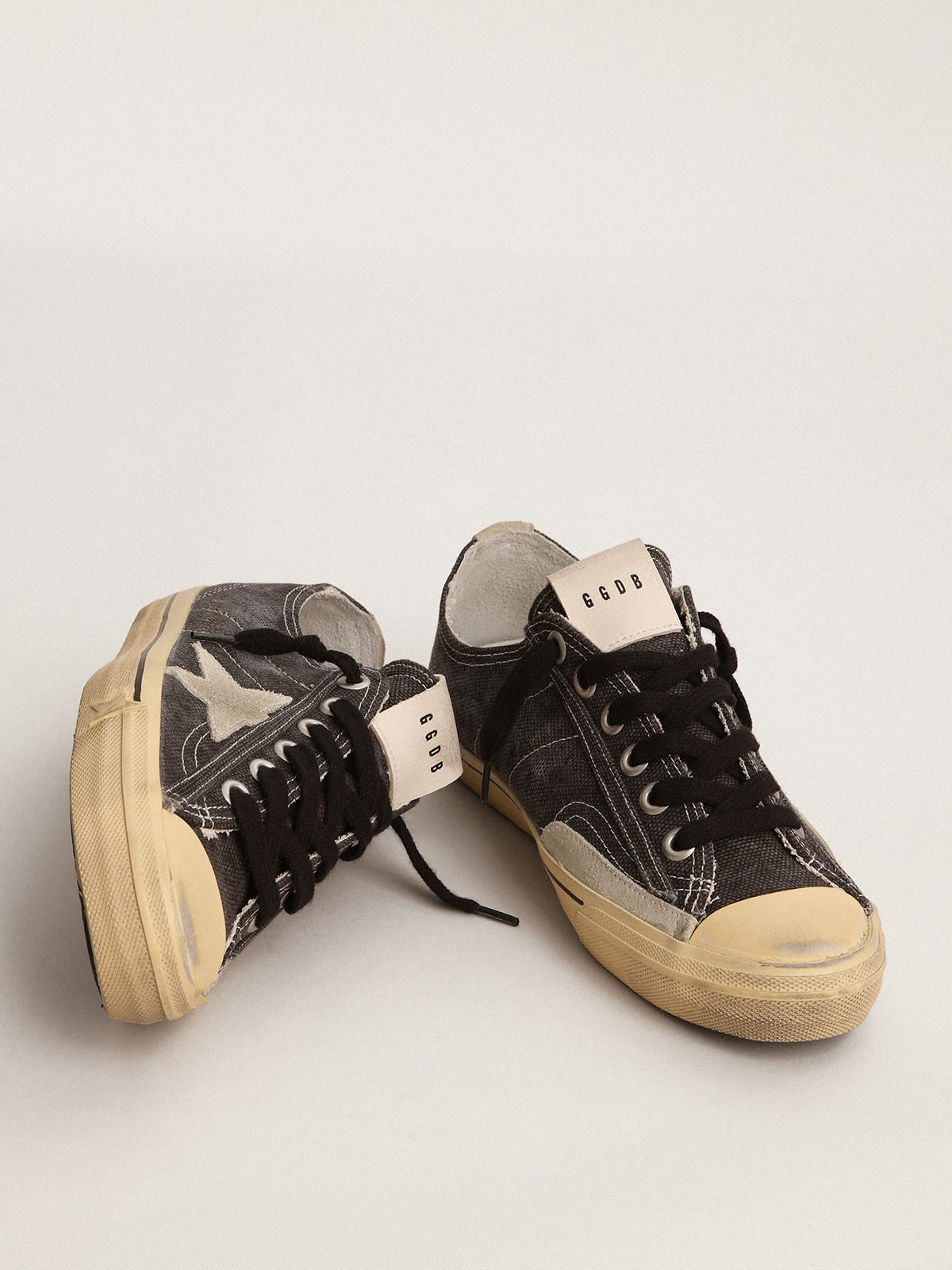 Golden Goose - Sneakers V-Star LTD en toile noire avec étoile et contrefort en daim gris froid in 
