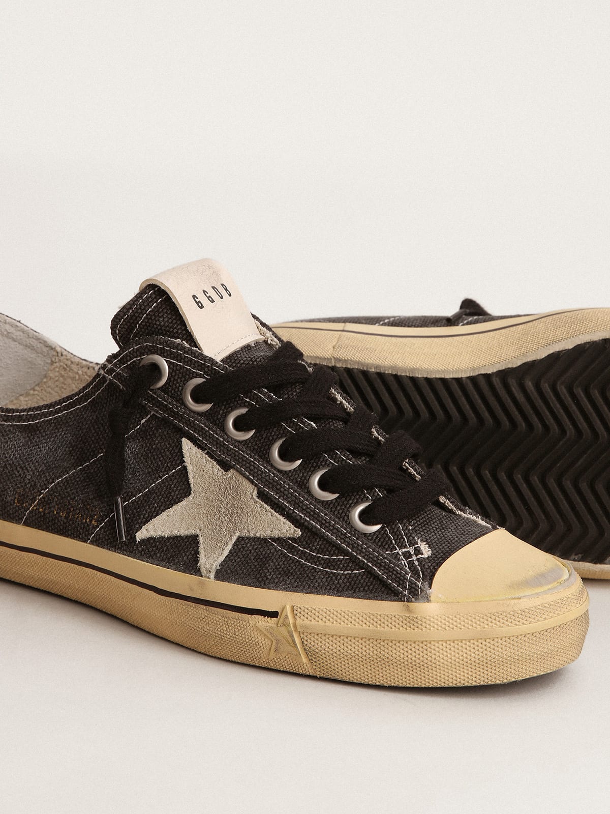 Golden Goose - Sneakers V-Star LTD en toile noire avec étoile et contrefort en daim gris froid in 