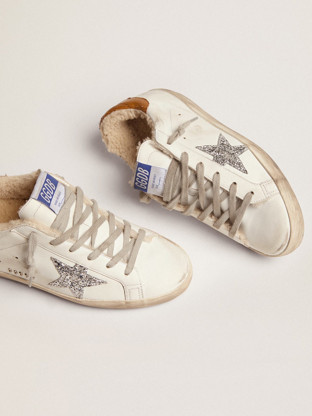 Golden Goose - Sneakers Super-Star doublées en shearling avec étoile à paillettes argentées et contrefort en cuir à imprimé lézard couleur tourterelle in 