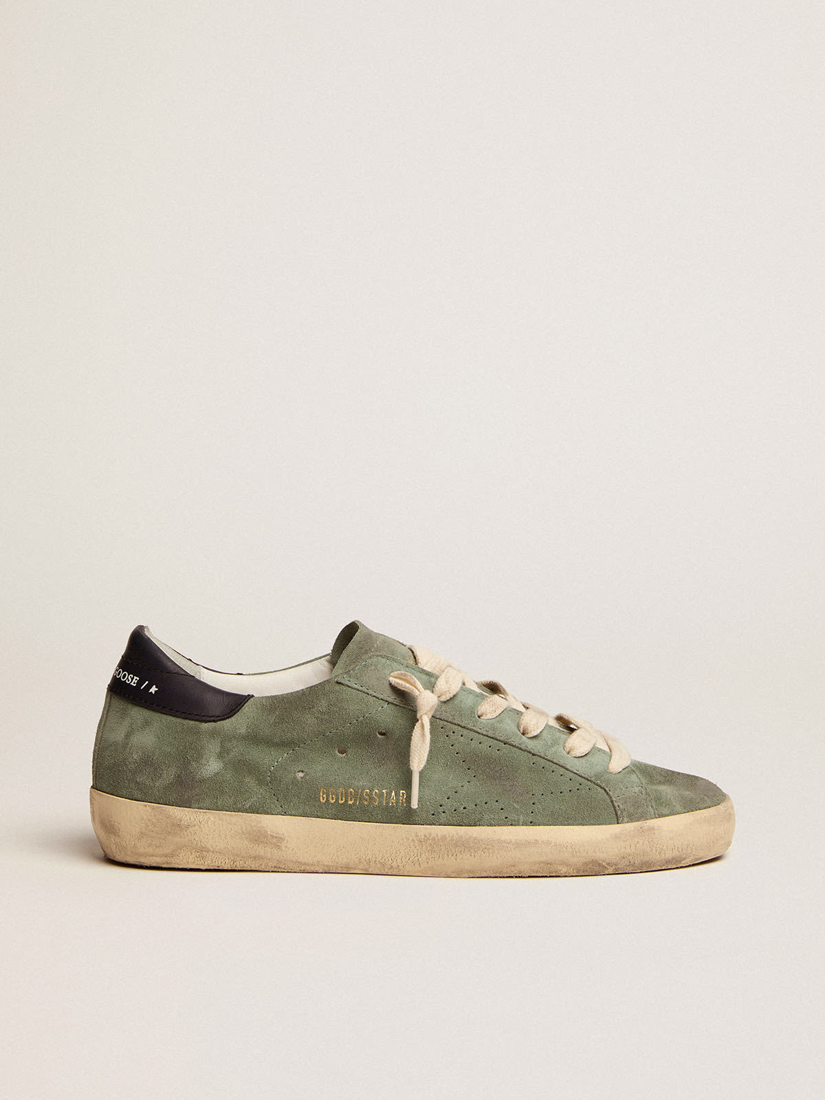 Zapatillas deportivas Super-Star de ante color verde militar con estrella perforada y refuerzo del talón de piel color azul oscuro Golden Goose