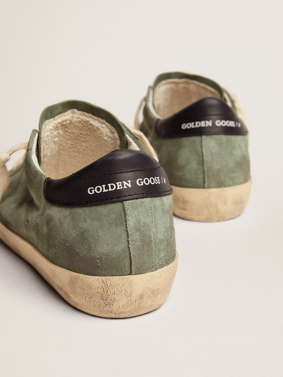 Golden Goose - Sneaker Super-Star in suede color verde militare con stella traforata e talloncino in pelle color blu scuro in 