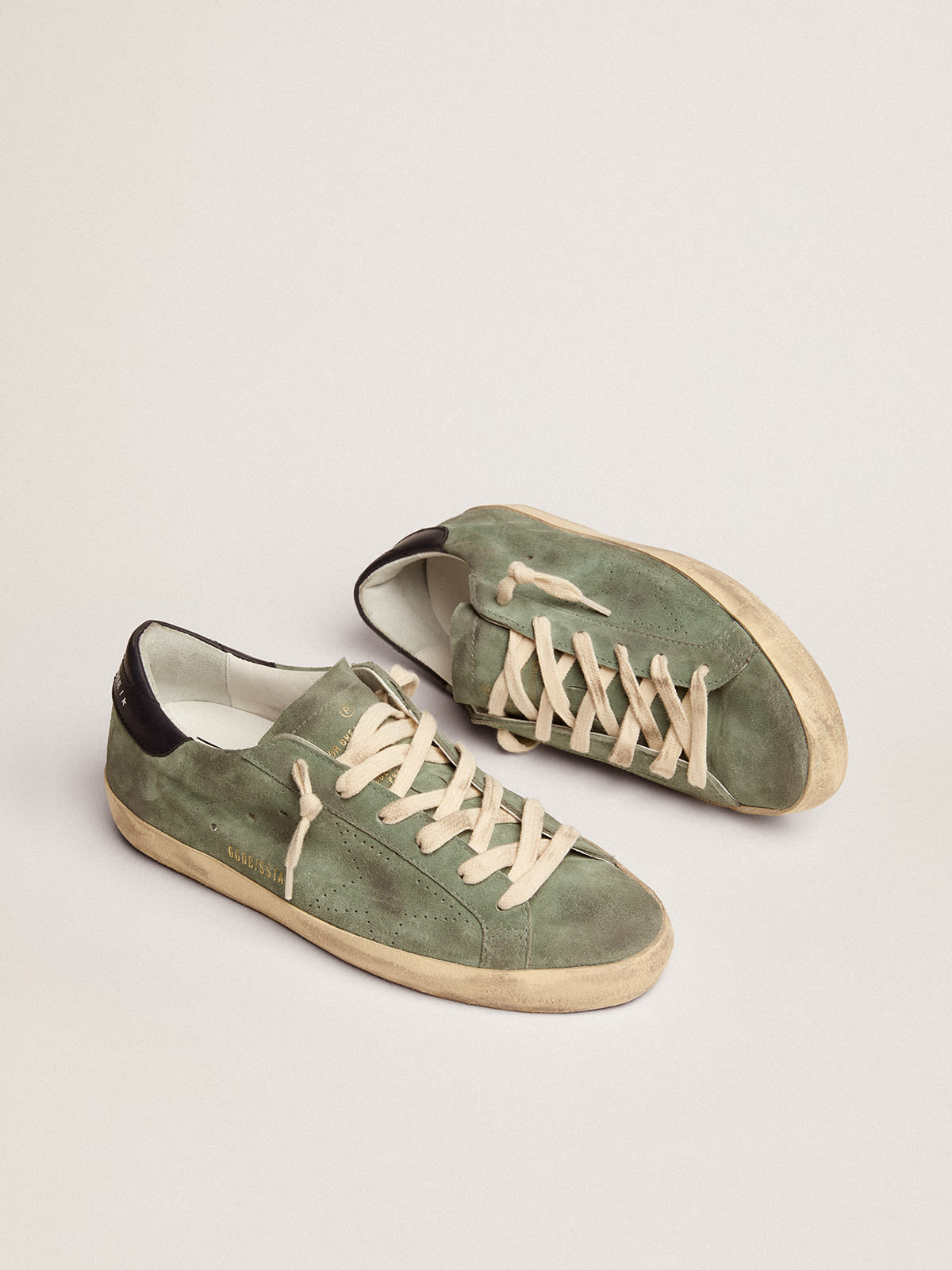 Zapatillas deportivas Super-Star de ante color verde militar con perforada y refuerzo del talón de piel color azul oscuro | Golden Goose