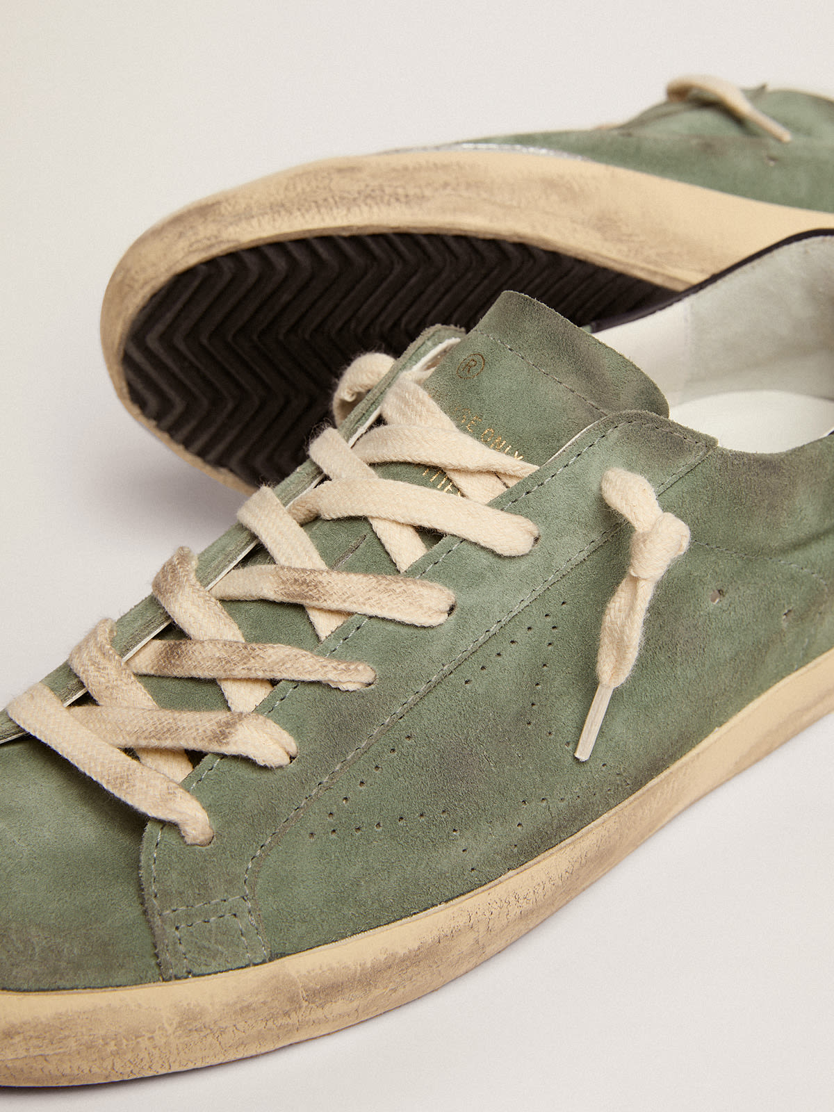 Rebobinar Indica Comprensión Zapatillas deportivas Super-Star de ante color verde militar con estrella  perforada y refuerzo del talón de piel color azul oscuro | Golden Goose