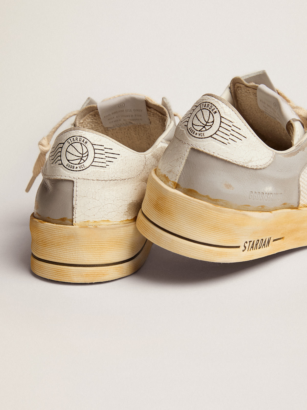 Golden Goose - Sneakers Stardan avec étoile en cuir blanc avec imprimé GGDB et contrefort en cuir craquelé blanc in 