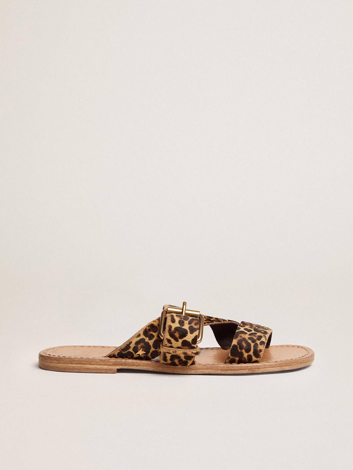 Sandalias planas para mujer de piel de potro con estampado de leopardo