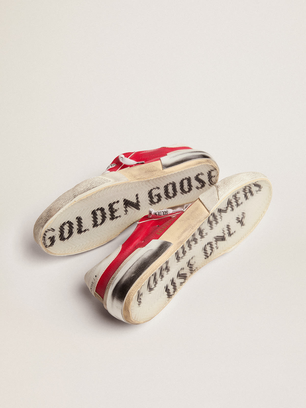 Golden Goose - Super-Starスニーカー ナッパレザー（レッド）＆レザースター＆ヒールタブ（ホワイト） in 