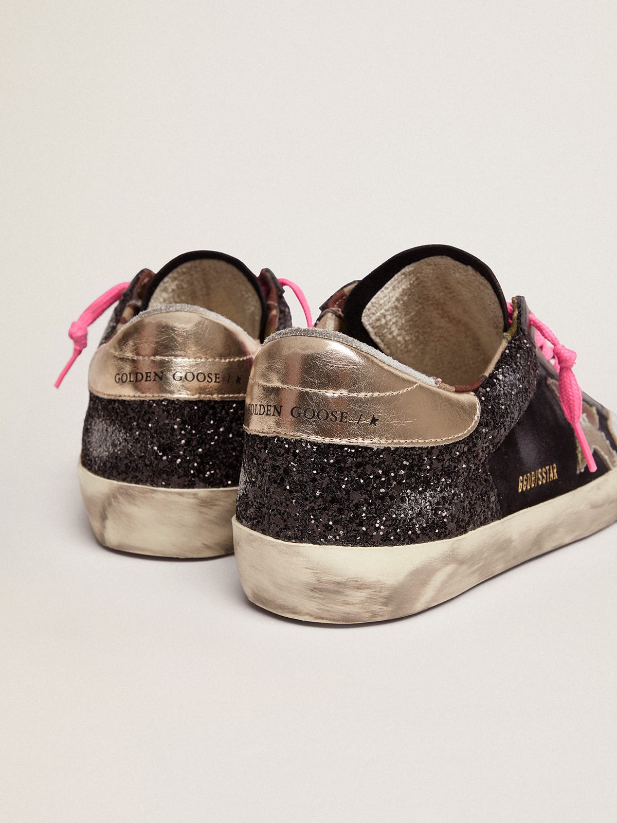 Golden Goose - Sneakers Super-Star à paillettes et en daim noirs avec étoile en tissu à imprimé camouflage in 