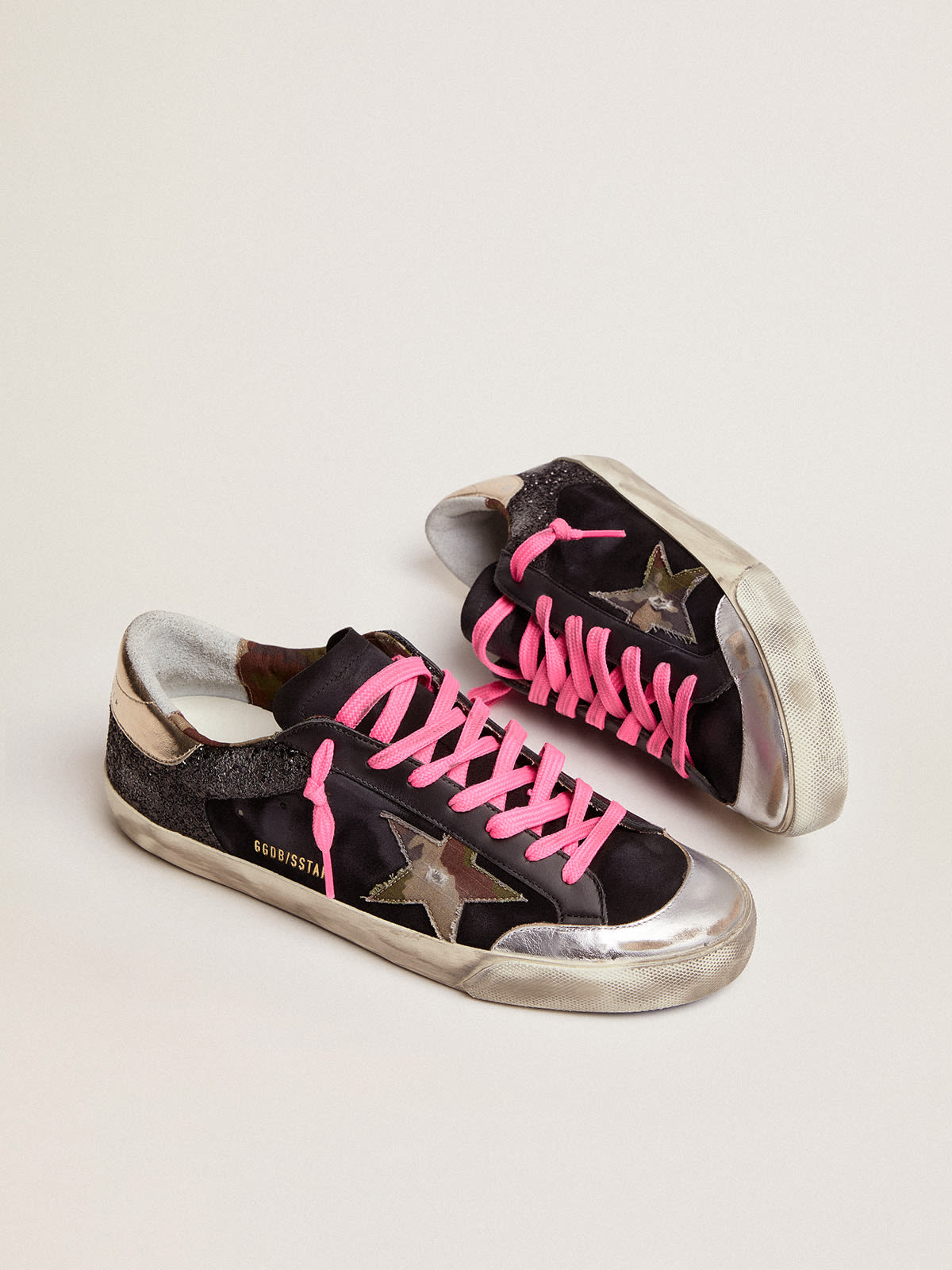 Golden Goose - Sneakers Super-Star à paillettes et en daim noirs avec étoile en tissu à imprimé camouflage in 