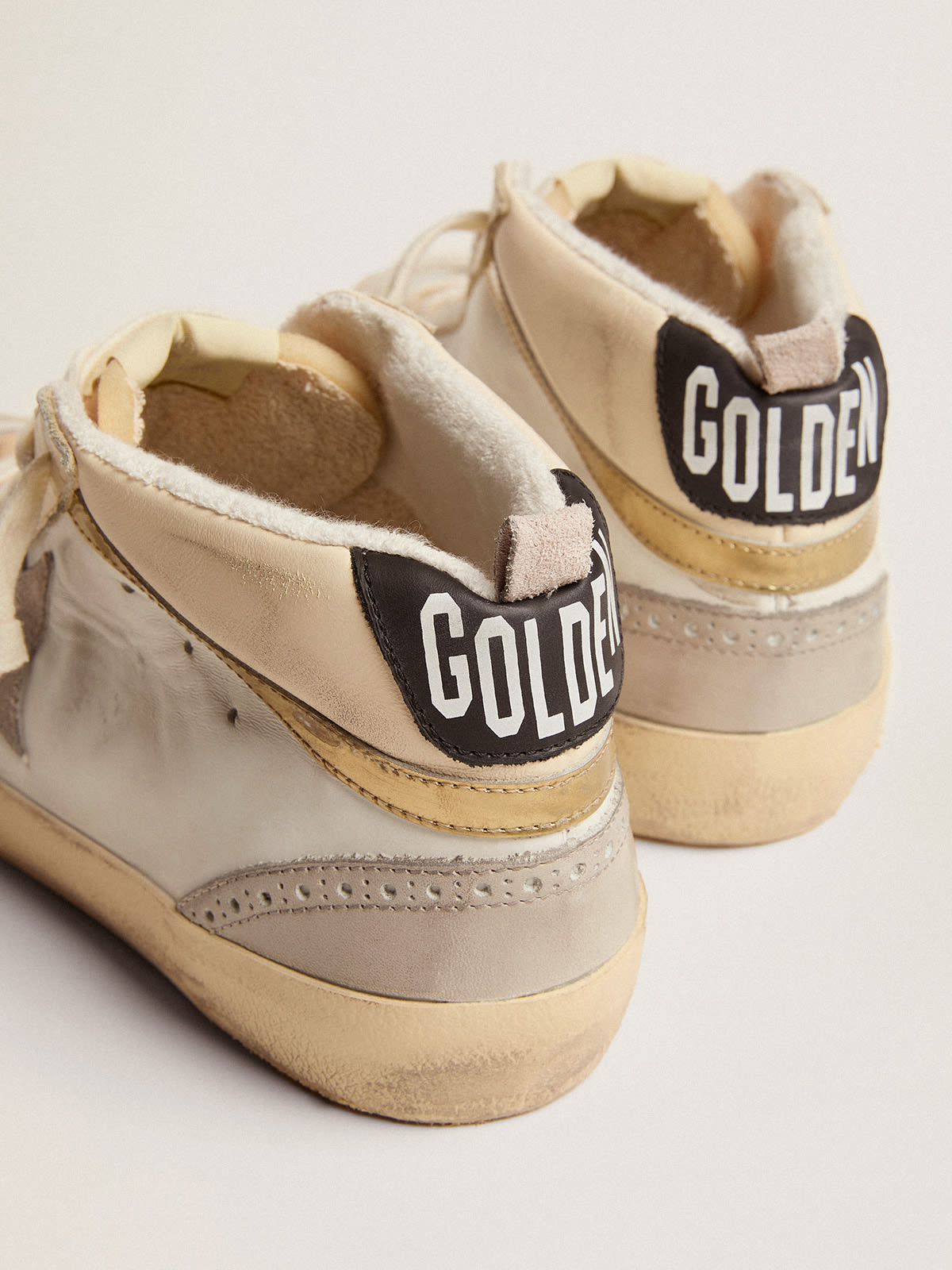 Golden Goose - Sneakers Mid Star avec étoile en daim gris clair et virgule en cuir doré effet chromé in 