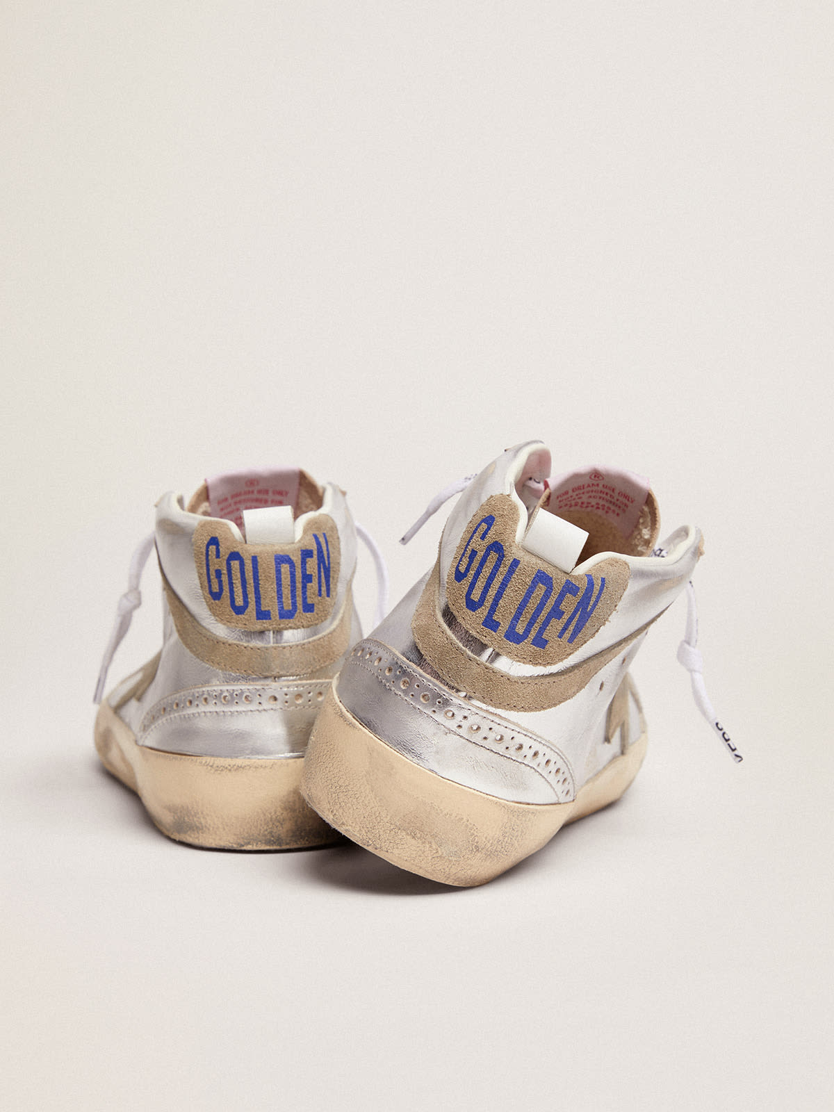 Golden Goose - Sneaker Mid Star in pelle laminata color argento con stella e virgola in suede color tortora in 