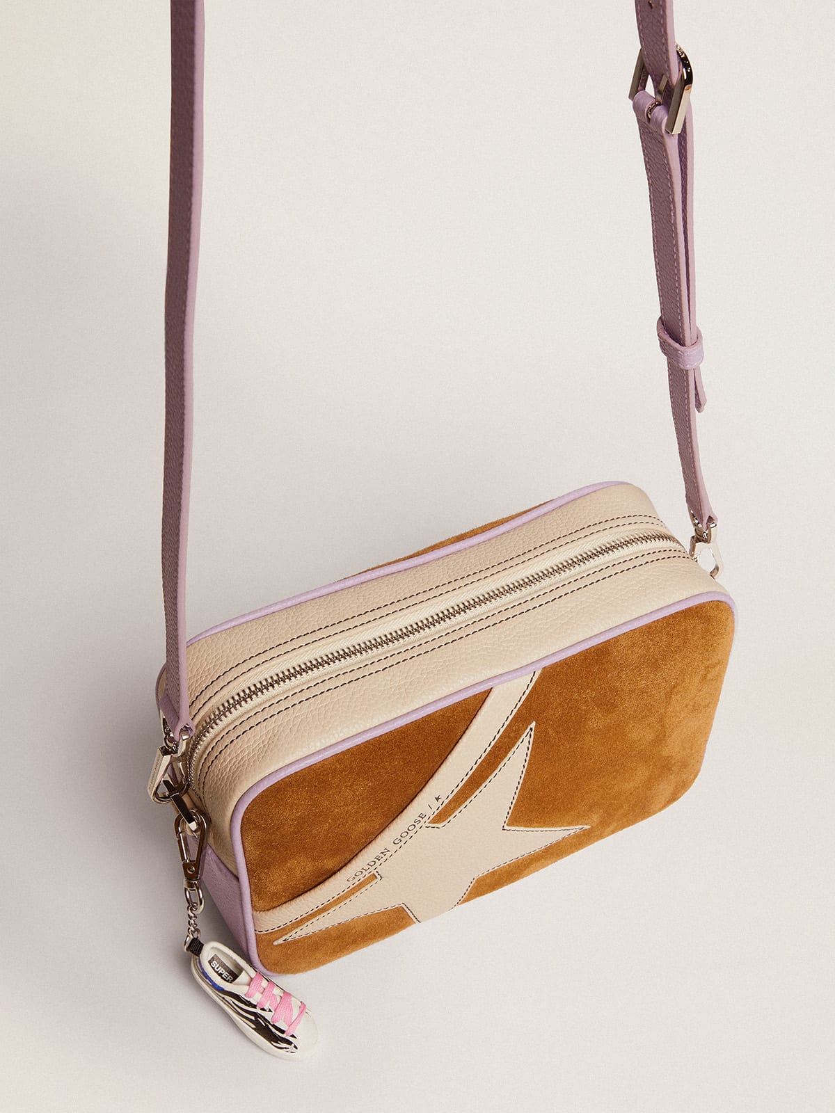 Golden Goose - Sac Star Bag en cuir grainé blanc et lilas avec empiècement en daim camel et étoile en cuir blanc avec coutures contrastées in 