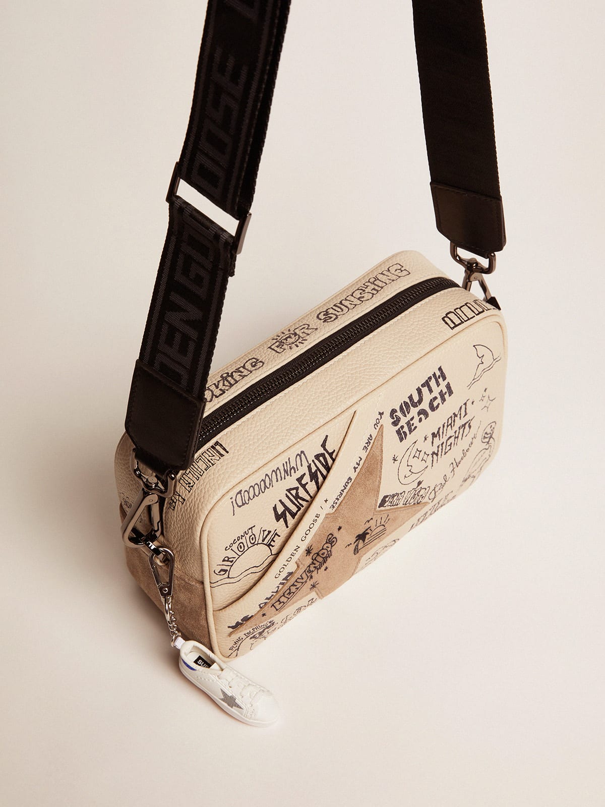 Golden Goose - Sac Star Bag en cuir blanc cassé avec inscriptions noires contrastées et étoile en daim couleur tourterelle in 