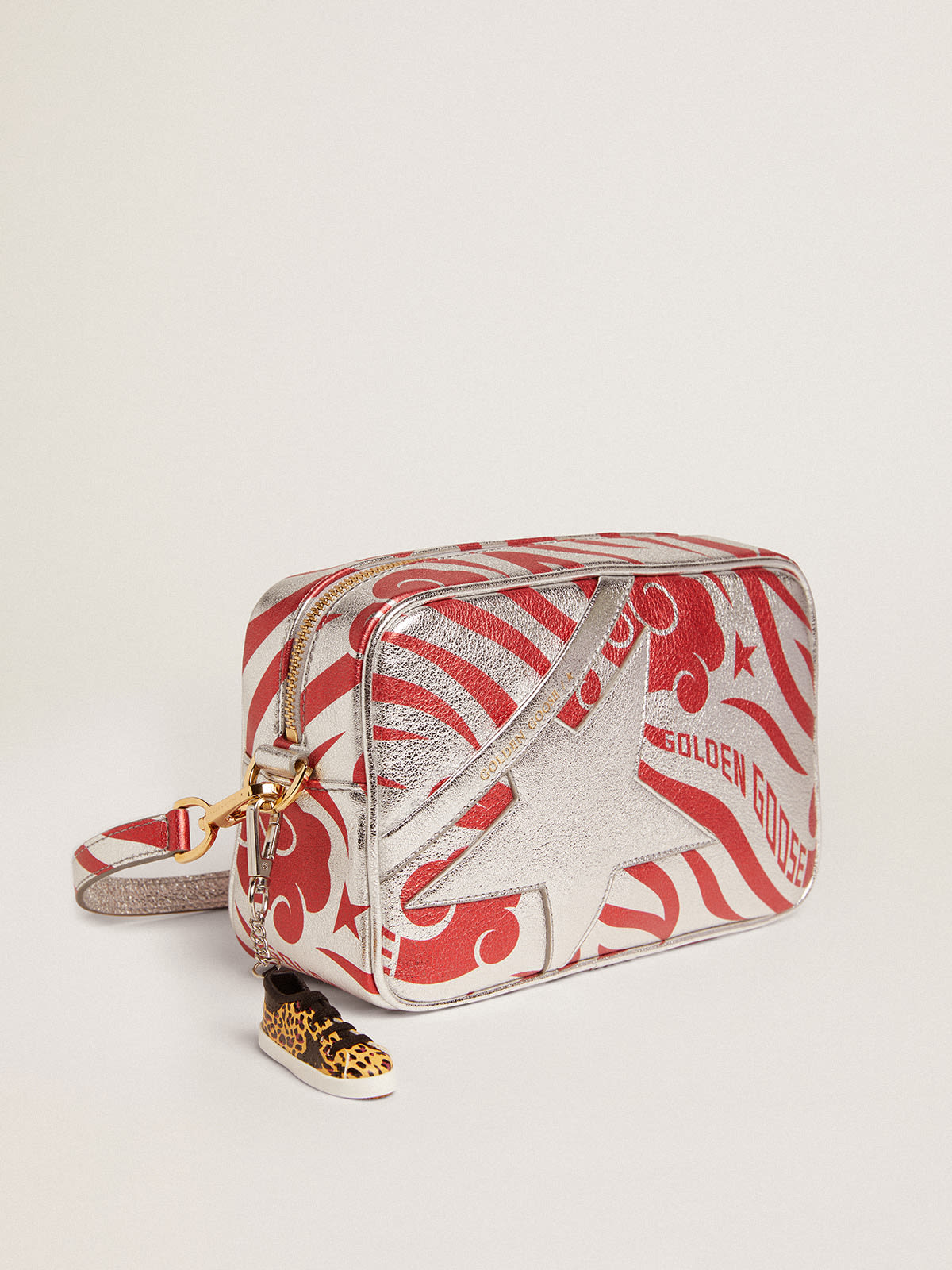Golden Goose - Bolso Star Bag de piel laminada color plateado con estrella tono sobre tono y estampado tigre CNY rojo in 