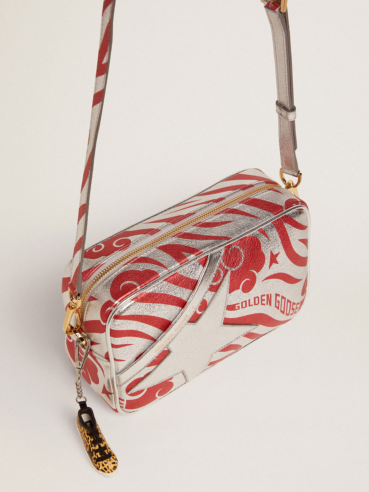 Golden Goose - Borsa Star Bag in pelle laminata color argento con stella ton sur ton e stampa tigrata CNY rossa in 