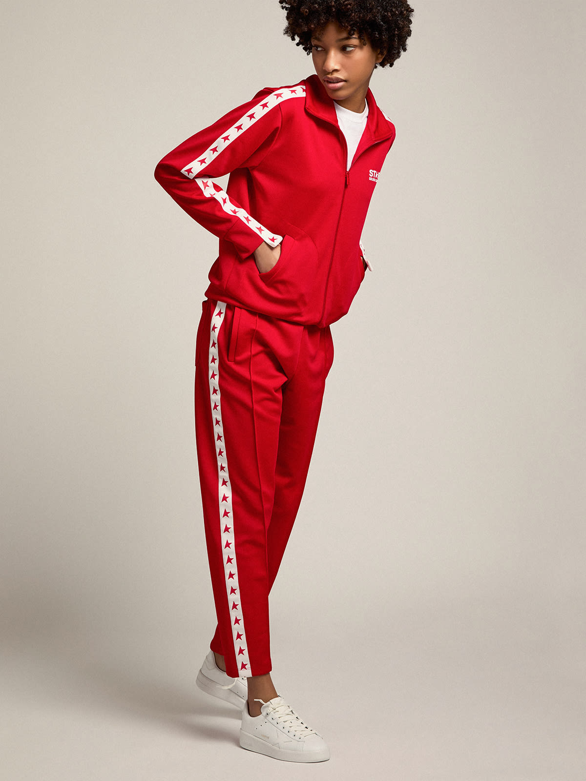 Golden Goose - Pantalone jogging da donna di colore rosso con stelle rosse sui lati in 
