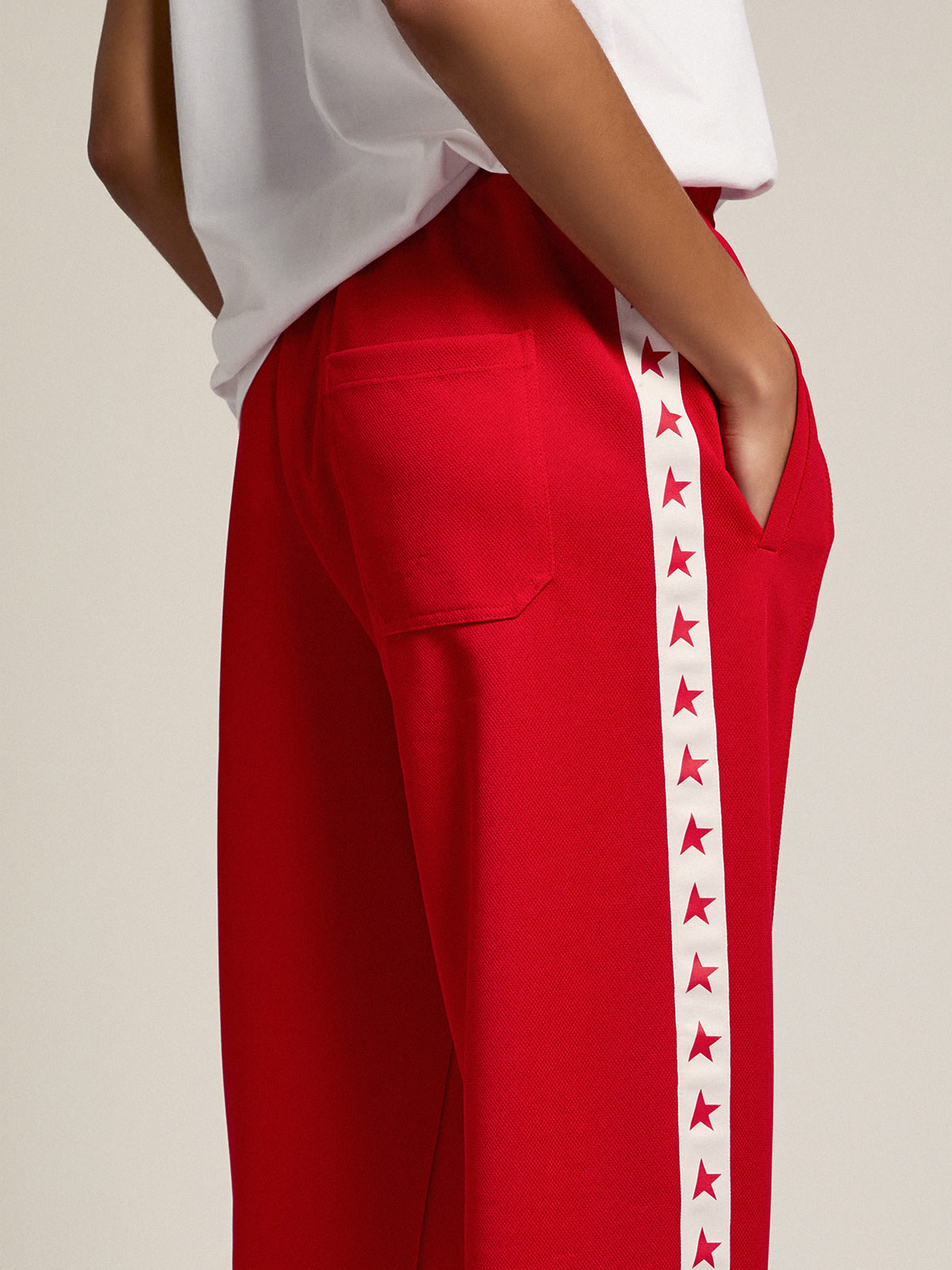 Golden Goose - Pantalon de jogging rouge pour femme avec étoiles rouges sur les côtés in 