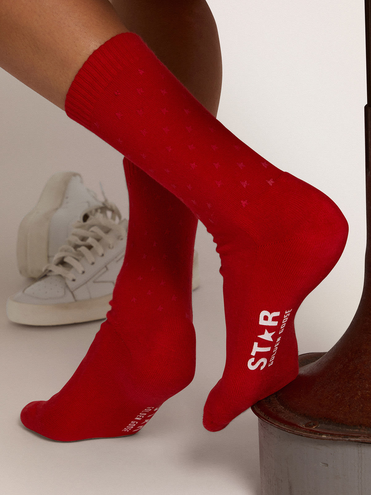 Golden Goose - Rote Socken mit 3D-Sternen und Kontrastlogo in 