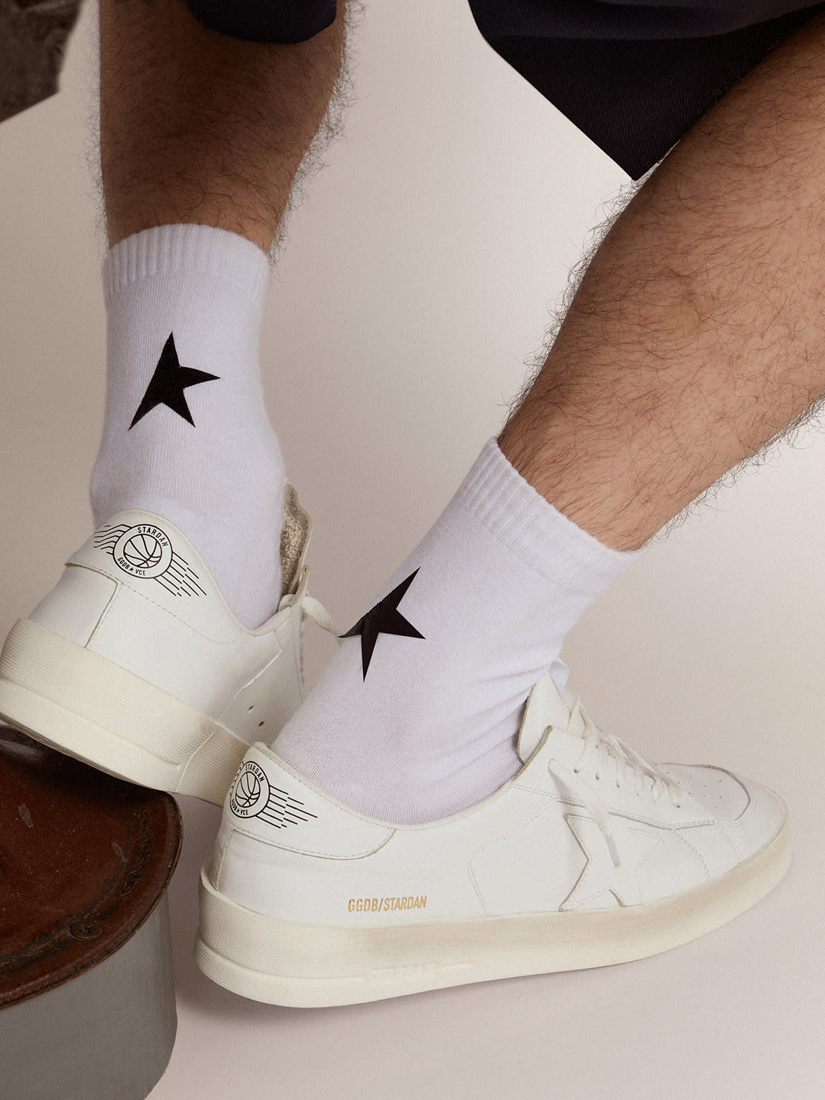 Golden Goose - Weiße Socken aus der Star Collection mit schwarzem Kontraststern in 