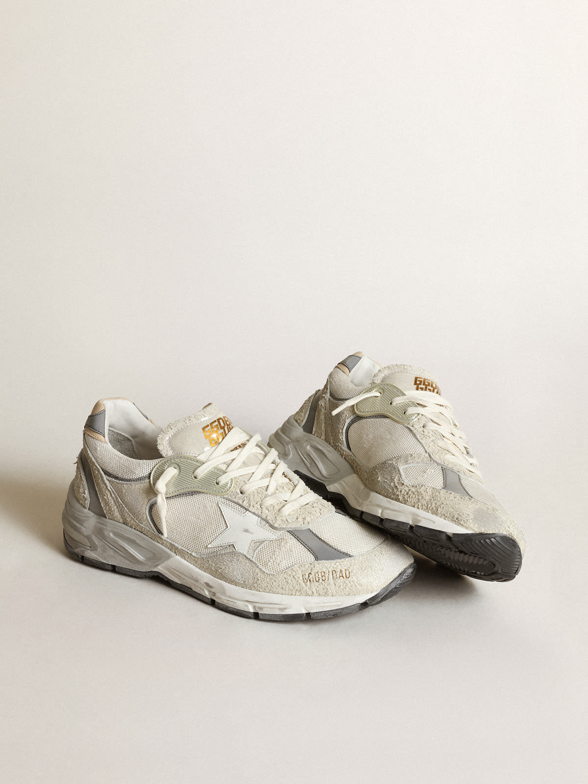 Golden Goose - Dad-Star homme en daim blanc et gris avec étoile en cuir blanc in 