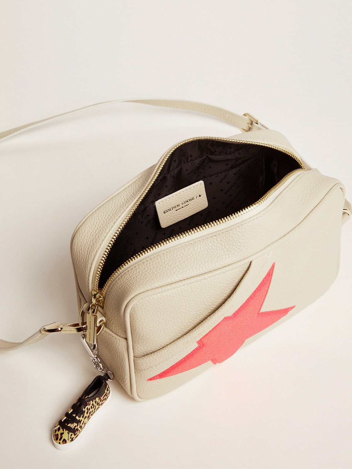 Golden Goose - Sac Star Bag blanc cassé en cuir martelé, étoile fuchsia Golden Goose à paillettes irisées in 