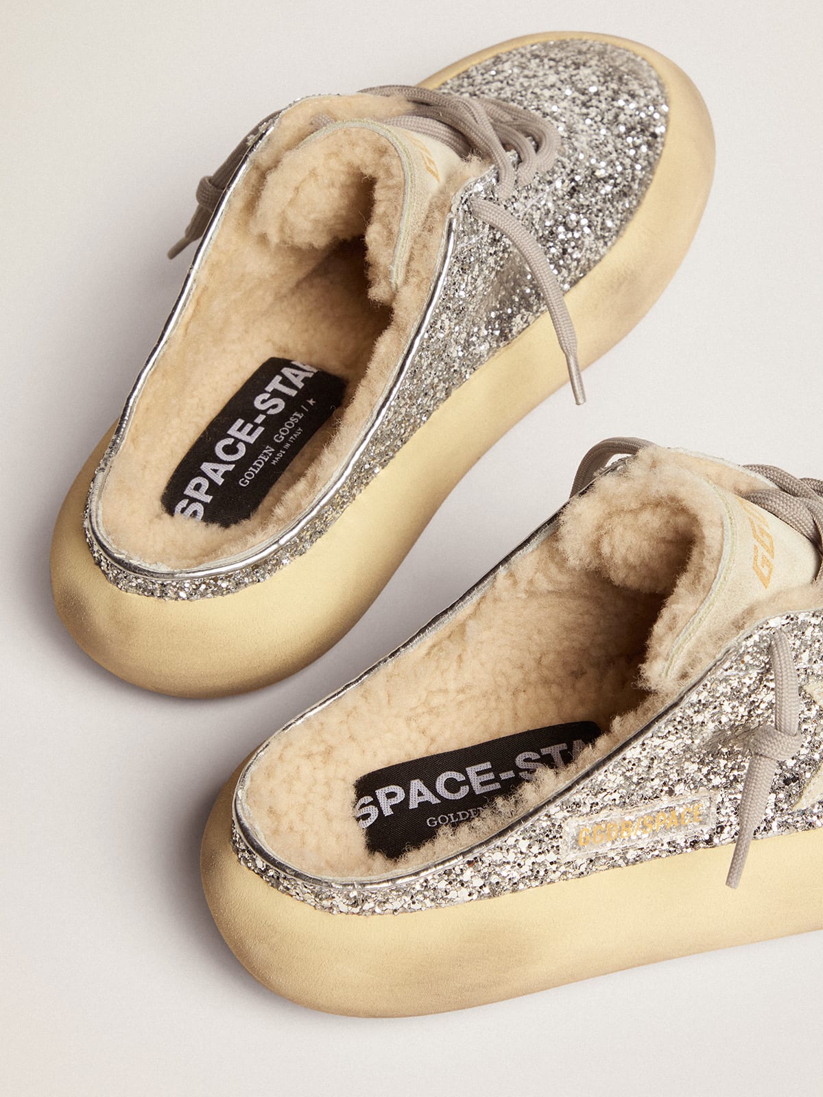Golden Goose - Chaussures Space-Star mules à paillettes argentées avec doublure en shearling in 