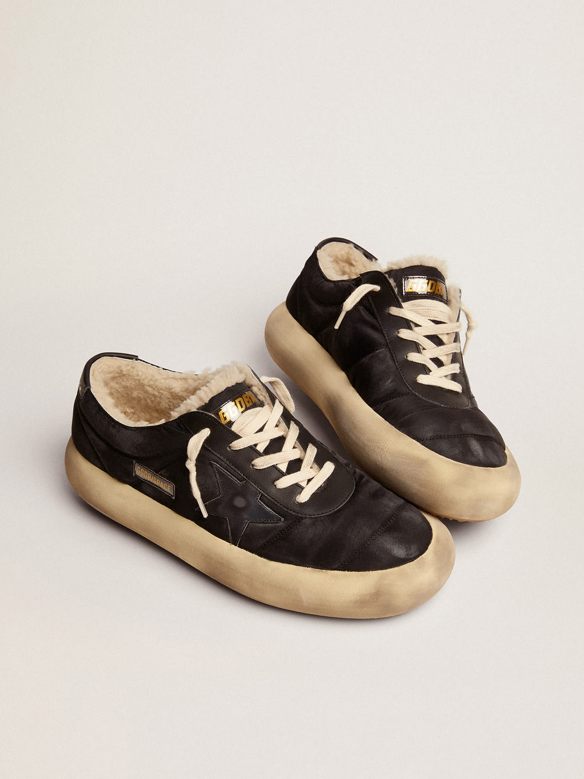 Golden Goose - Space-Star Uomo in nylon nero trapuntato e fodera in shearling in 