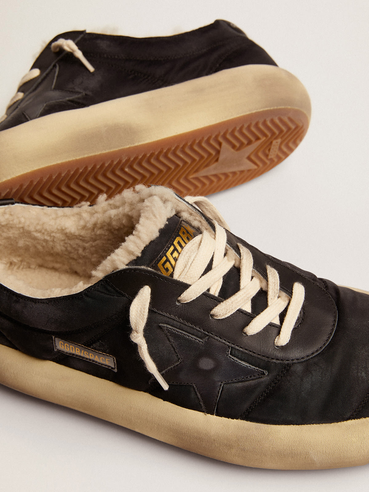 Golden Goose - Space-Star Uomo in nylon nero trapuntato e fodera in shearling in 