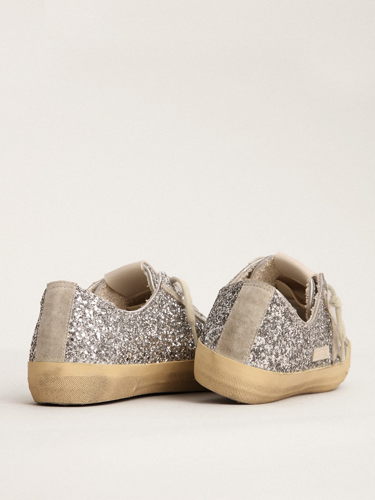 Golden Goose - Sneakers V-Star LTD pailletées argentées avec étoile en daim gris froid in 