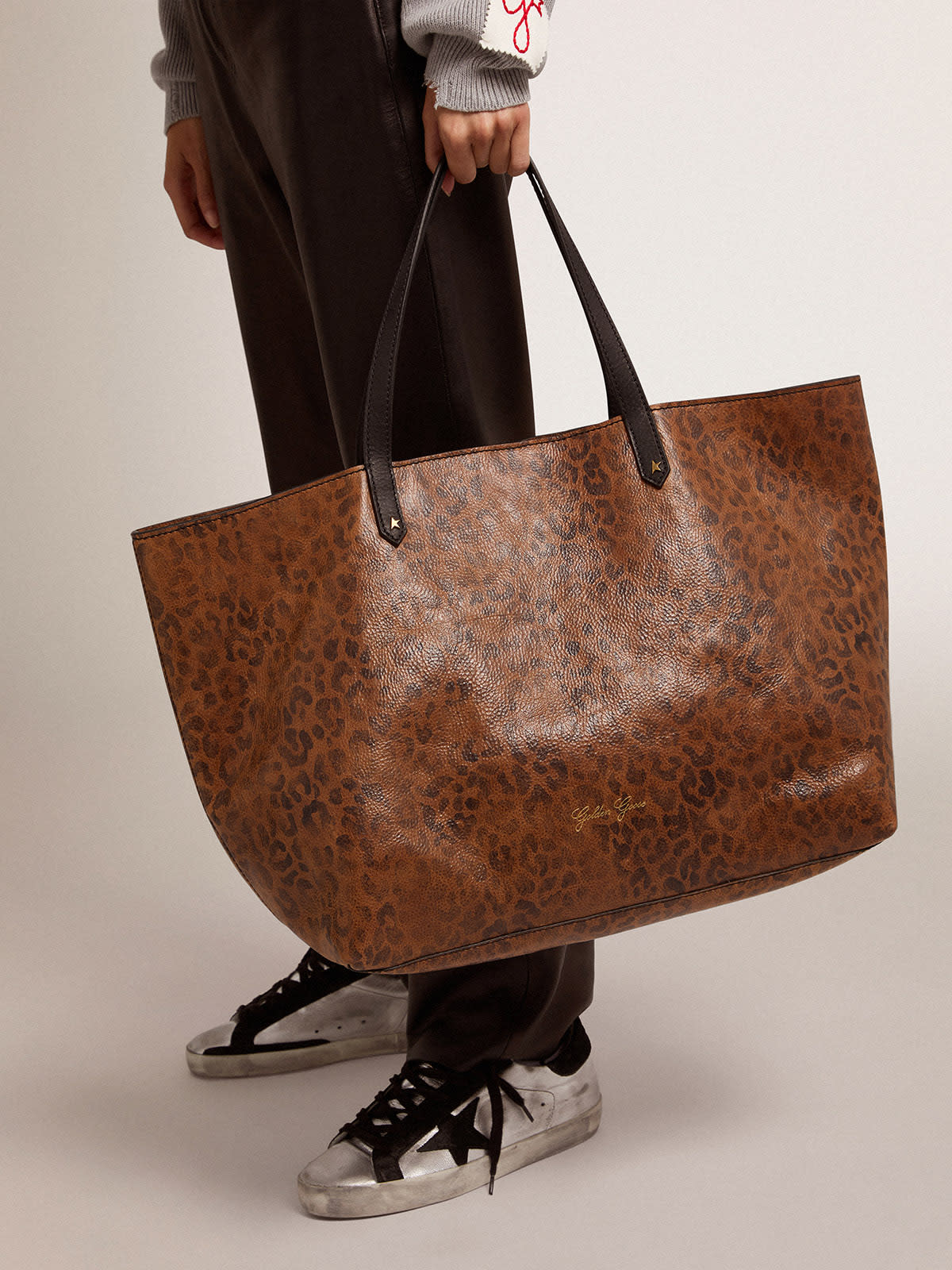 Golden Goose - Pasadena Bag with leopard print and contrasting black handles in 